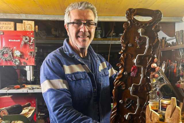 La storia di Angelo: l'intagliatore delle "troccole" che suonano a Taranto nella settimana santa